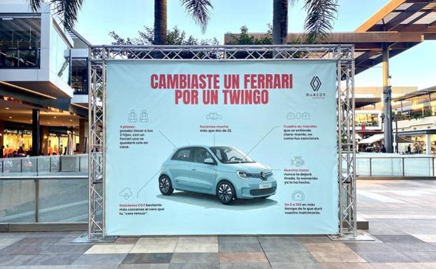 El cartel que ha colocado una empresa en el centro comercial Thader de Murcia para promocionar el Twingo. 