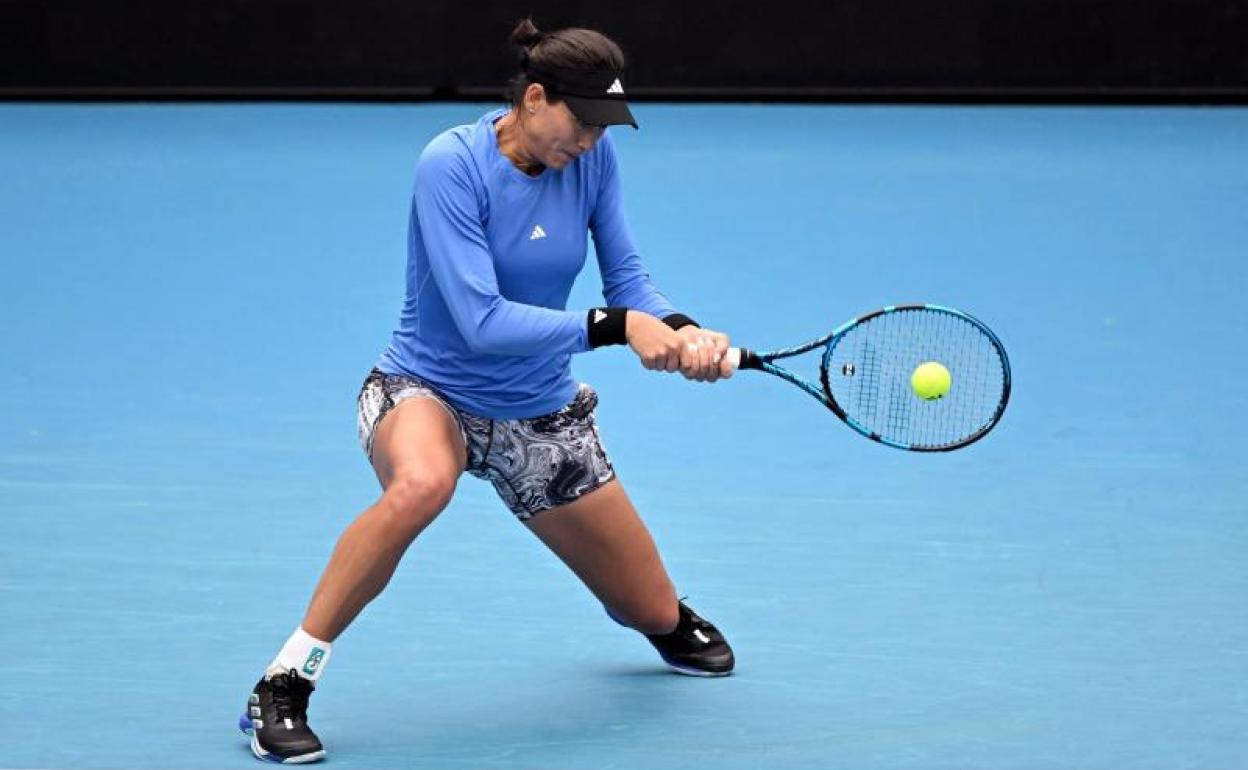 Garbiñe Muguruza, durante un entrenamiento en Melbourne.