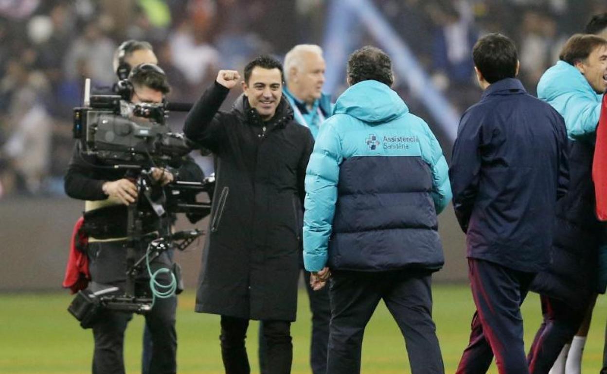 Xavi Hernández, entrenador del Barça, celebra la Supercopa. 