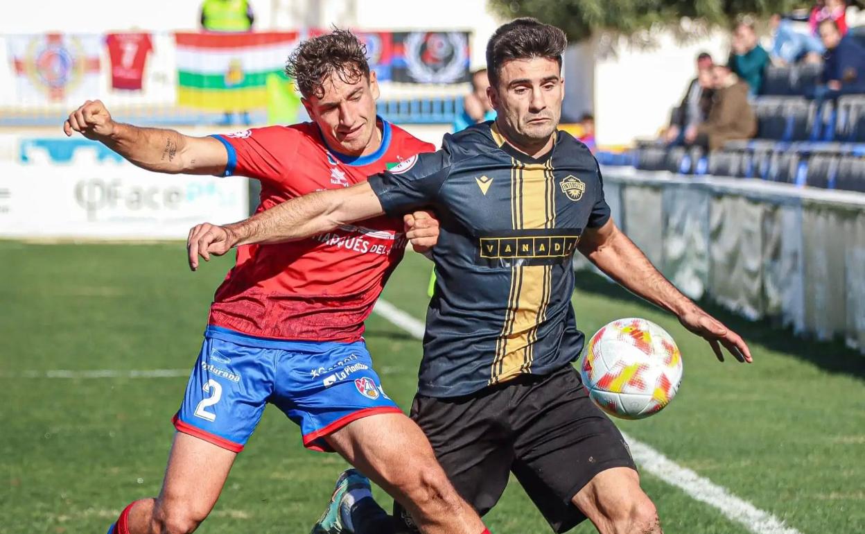 Ángel López pelea un balón con un jugador del Intercity. 