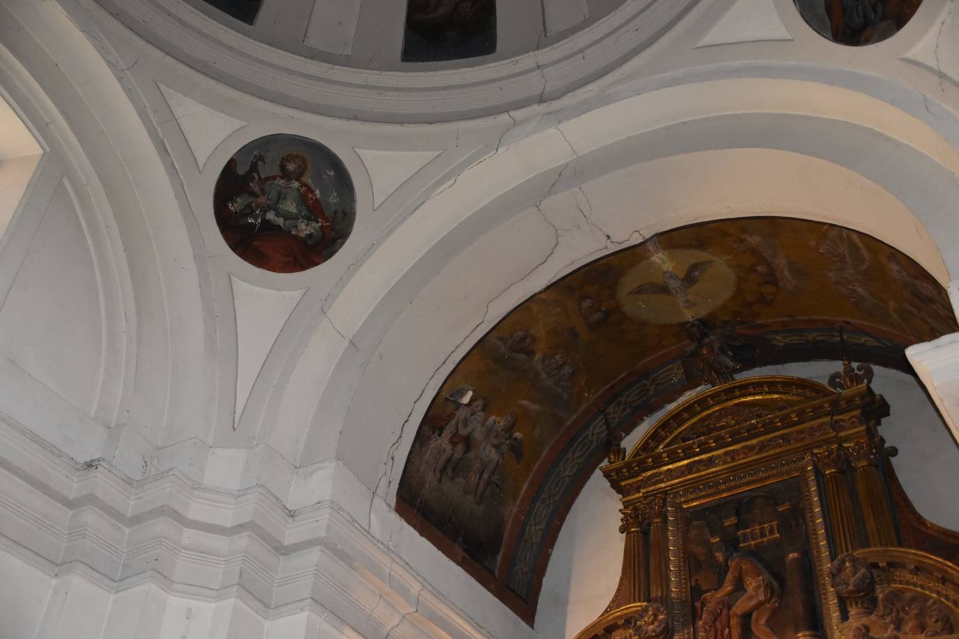 Imagen principal - Imágenes de parte de los desperfectos en el templo rinconero. 