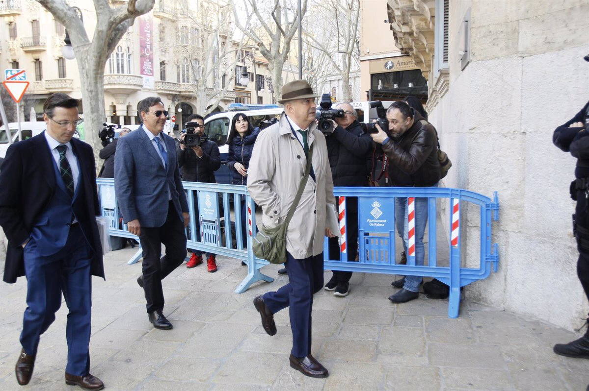 Javier Barinaga (izda. ), el juez Manuel Penalva (centro) y el riojano Miguel Ángel Subirán (dcha. ) a su llegada a la Audiencia de Palma, el pasado mes de diciembre. 