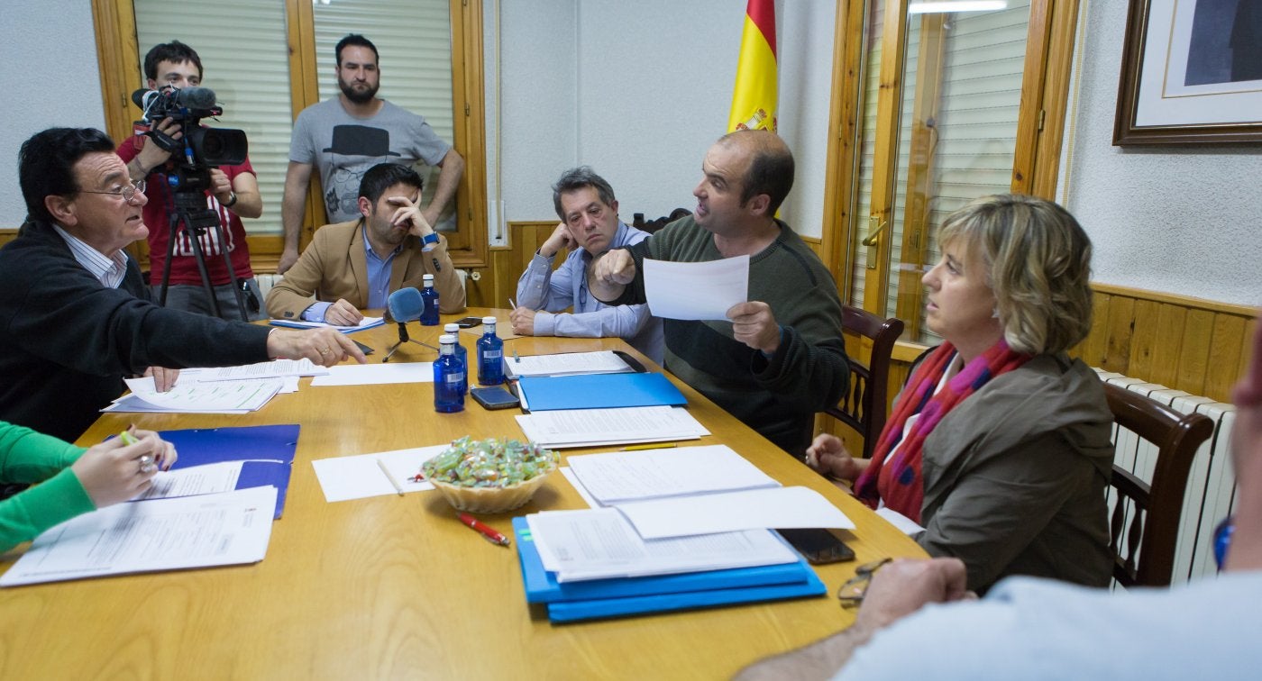 Jalón y Santibáñez en plena trifulca durante un pleno en Viguera, con Manzanos en medio lamentándose. 