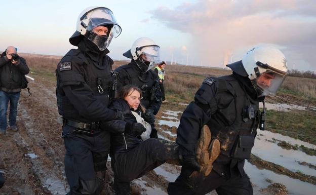 Agentes de policía se llevan arrestada a la activista climática Greta Thunberg, este martes en Alemania.