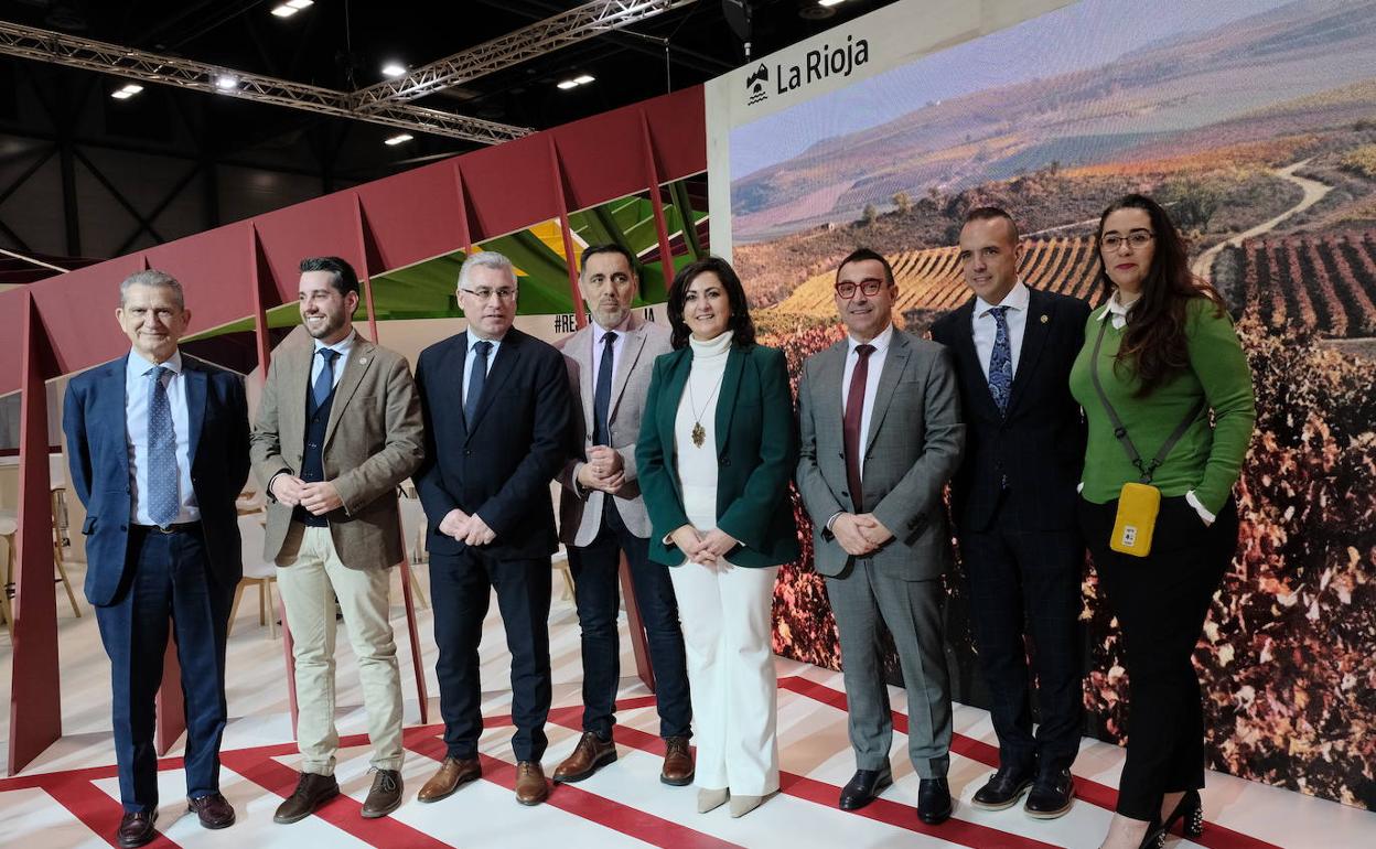 Autoridades durante la presentación del stand regional. 