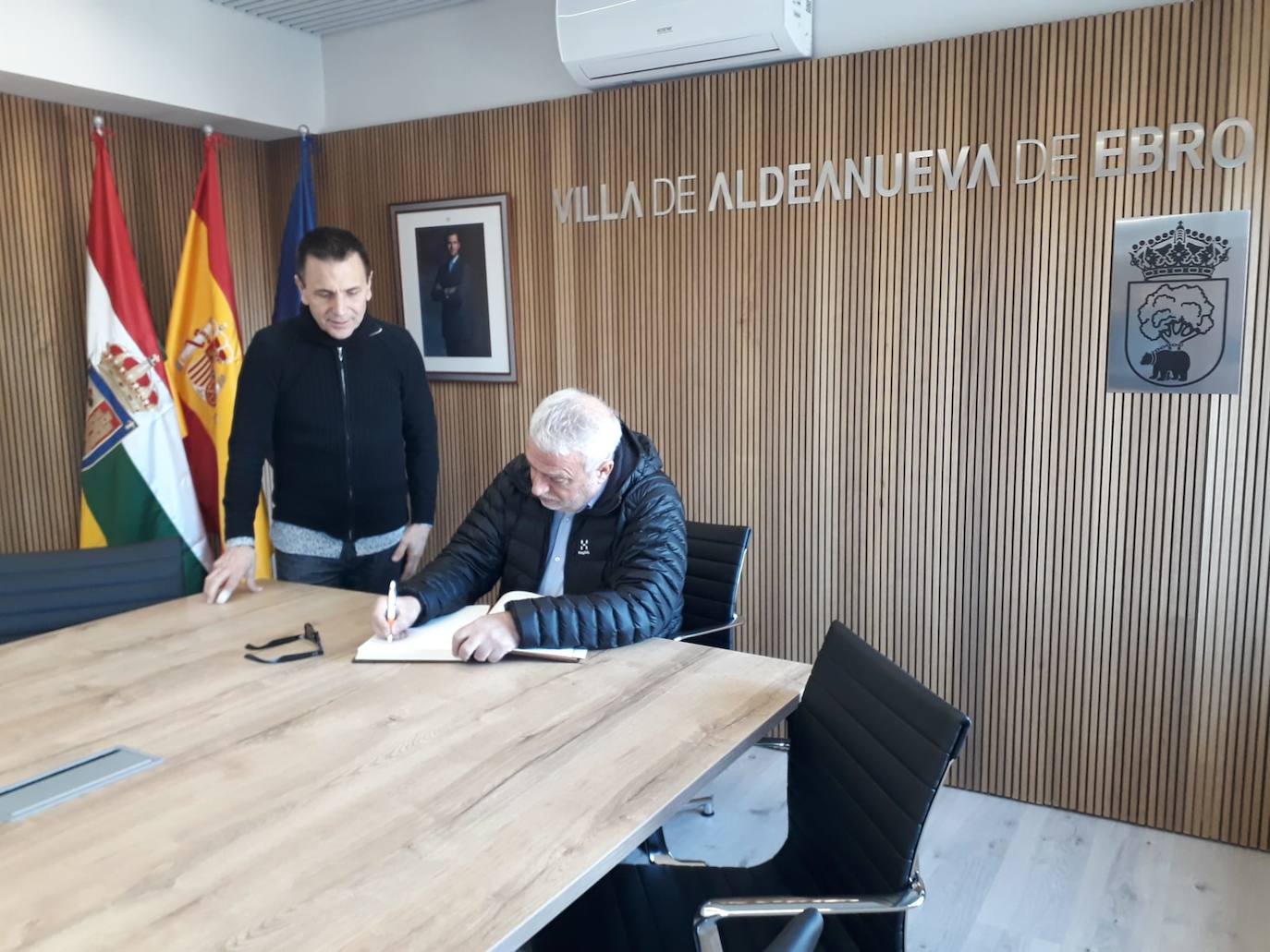 Fotos: La simpatía de Leo Harlem tras el acto para nombrarle Amigo del Vino de Aldeanueva