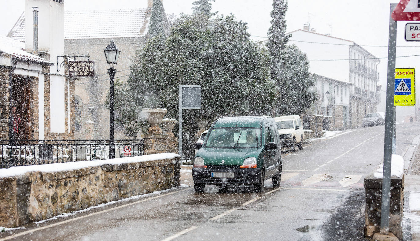 Fotos: las primeras nieves tiñen parte de La Rioja de blanco