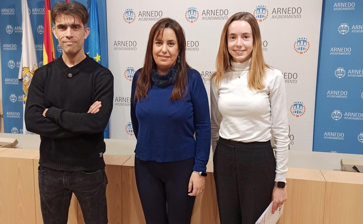 La edil Chus Zapata, rodeada por los ganadores de esta edición, Diego Téllez Alarcia e Irene Ibáñez. 