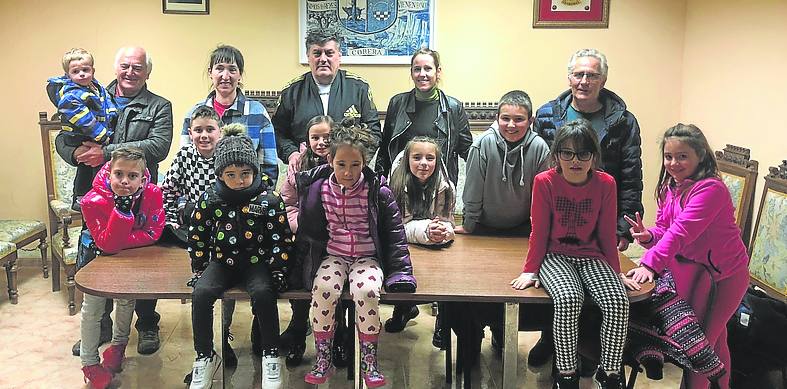 Participantes en el pleno infantil de Corera, con autoridades locales. 