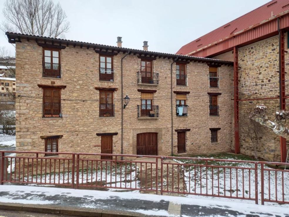 El antiguo cuartel de la Guardia Civil de Villoslada de Cameros, rehabilitado y con apartamentos en alquiler. 