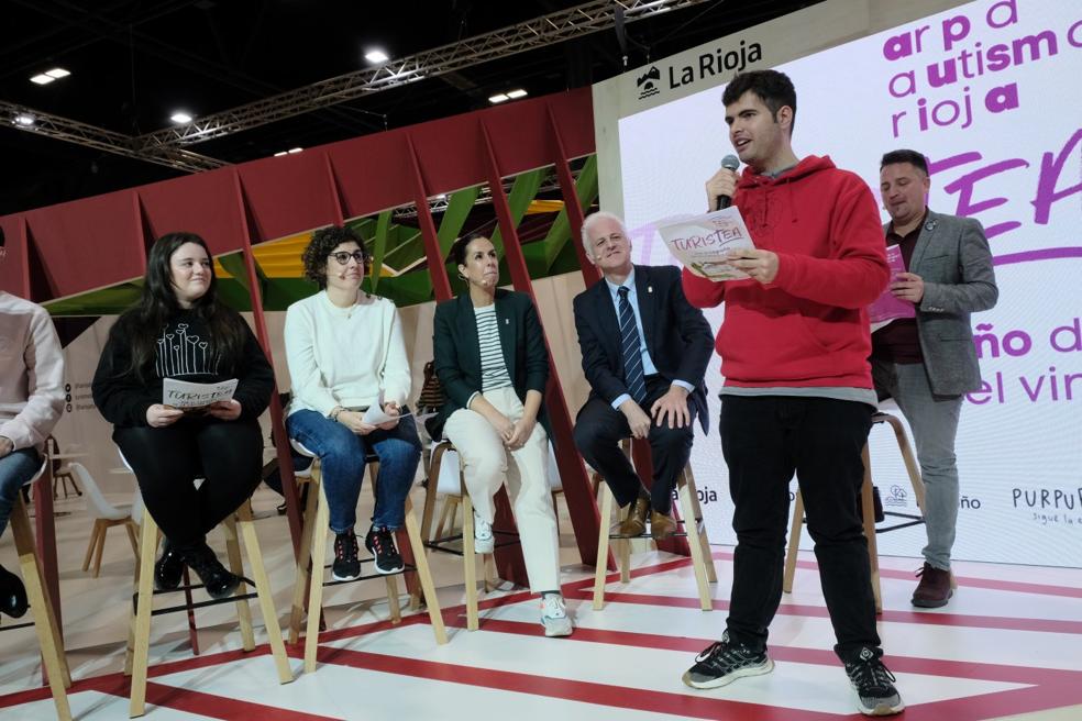 Jóvenes del proyecto TurisTEA presentan su iniciativa en Fitur, junto al alcalde de Logroño.