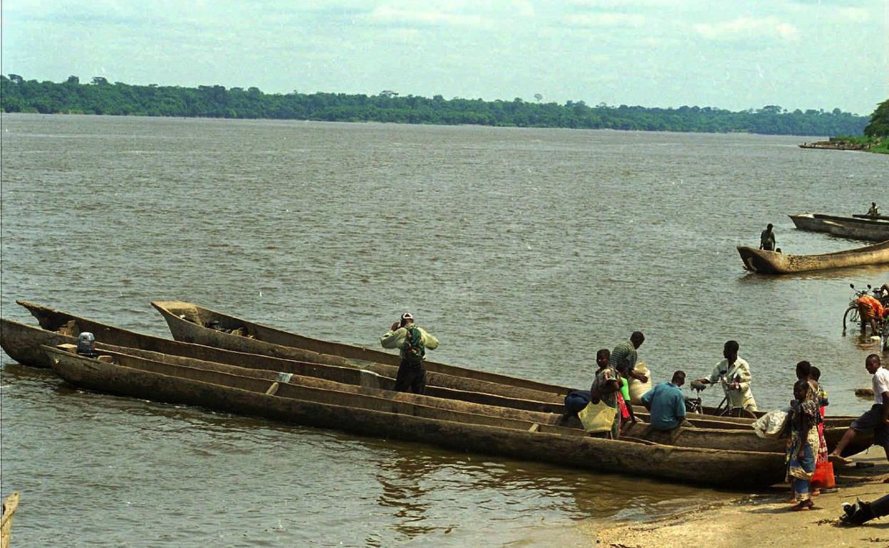 Personas usan botes para atravesar el río Congo 