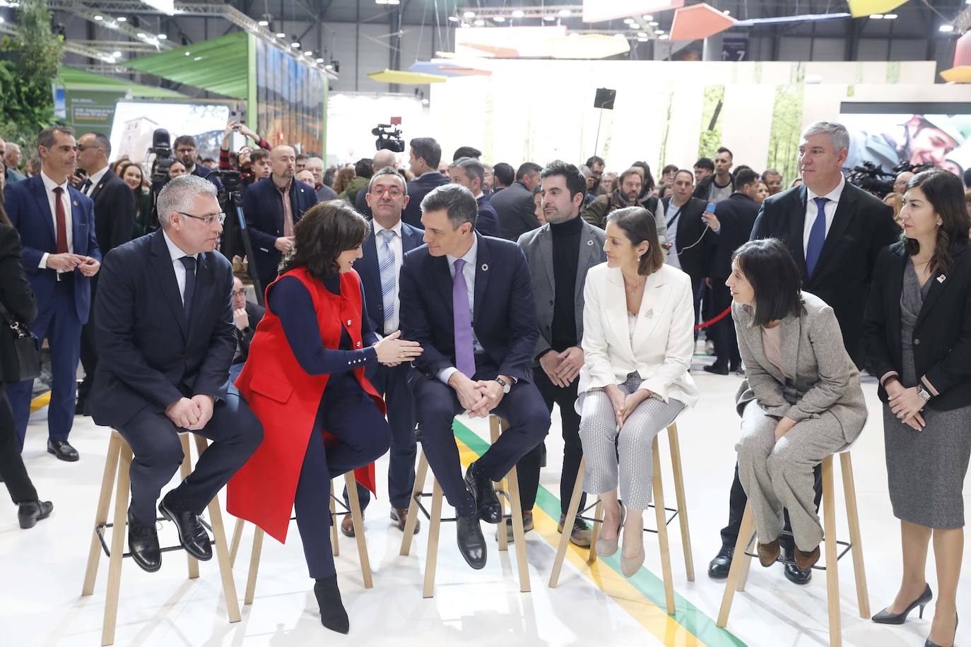 Imagen secundaria 2 - Tres momentos de la visita de Sánchez al pabellón riojano en Fitur. 