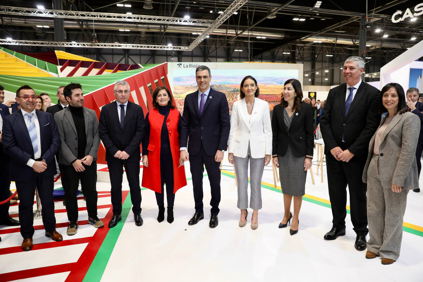 Imagen principal - Tres momentos de la visita de Sánchez al pabellón riojano en Fitur. 