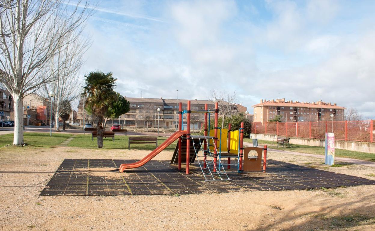 Parque infantil en la calle Enrique II de Trastamara. 