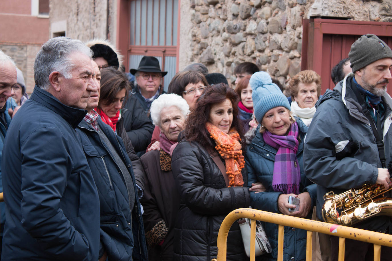 Fotos: Reparto de habas en Ojacastro por San Antón
