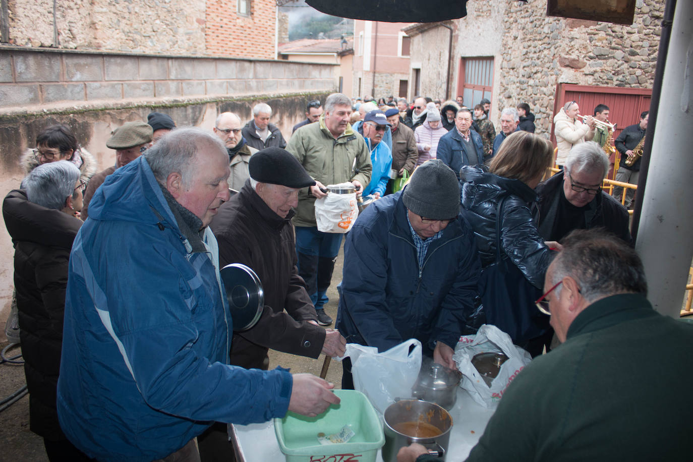 Fotos: Reparto de habas en Ojacastro por San Antón