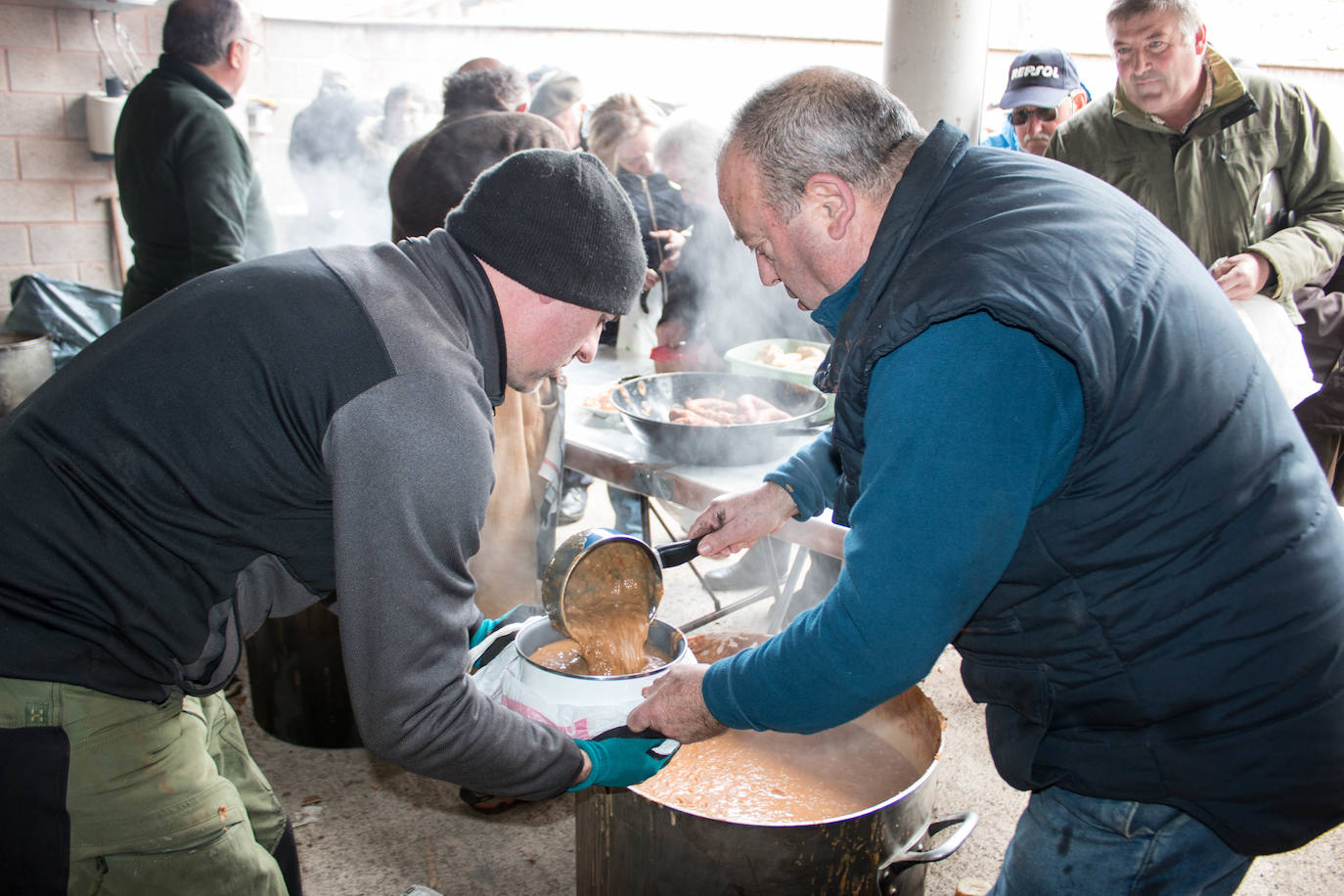 Fotos: Reparto de habas en Ojacastro por San Antón