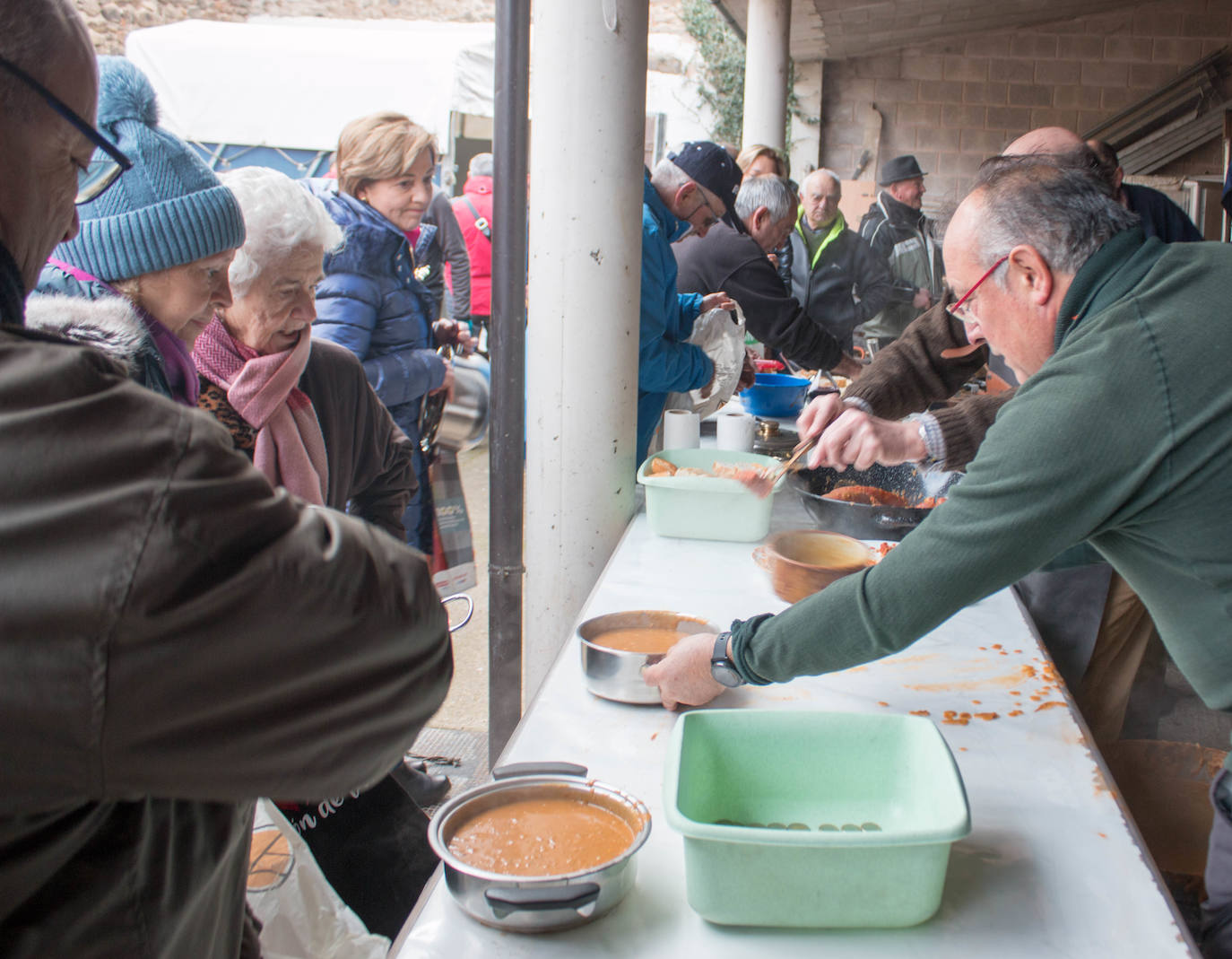 Fotos: Reparto de habas en Ojacastro por San Antón