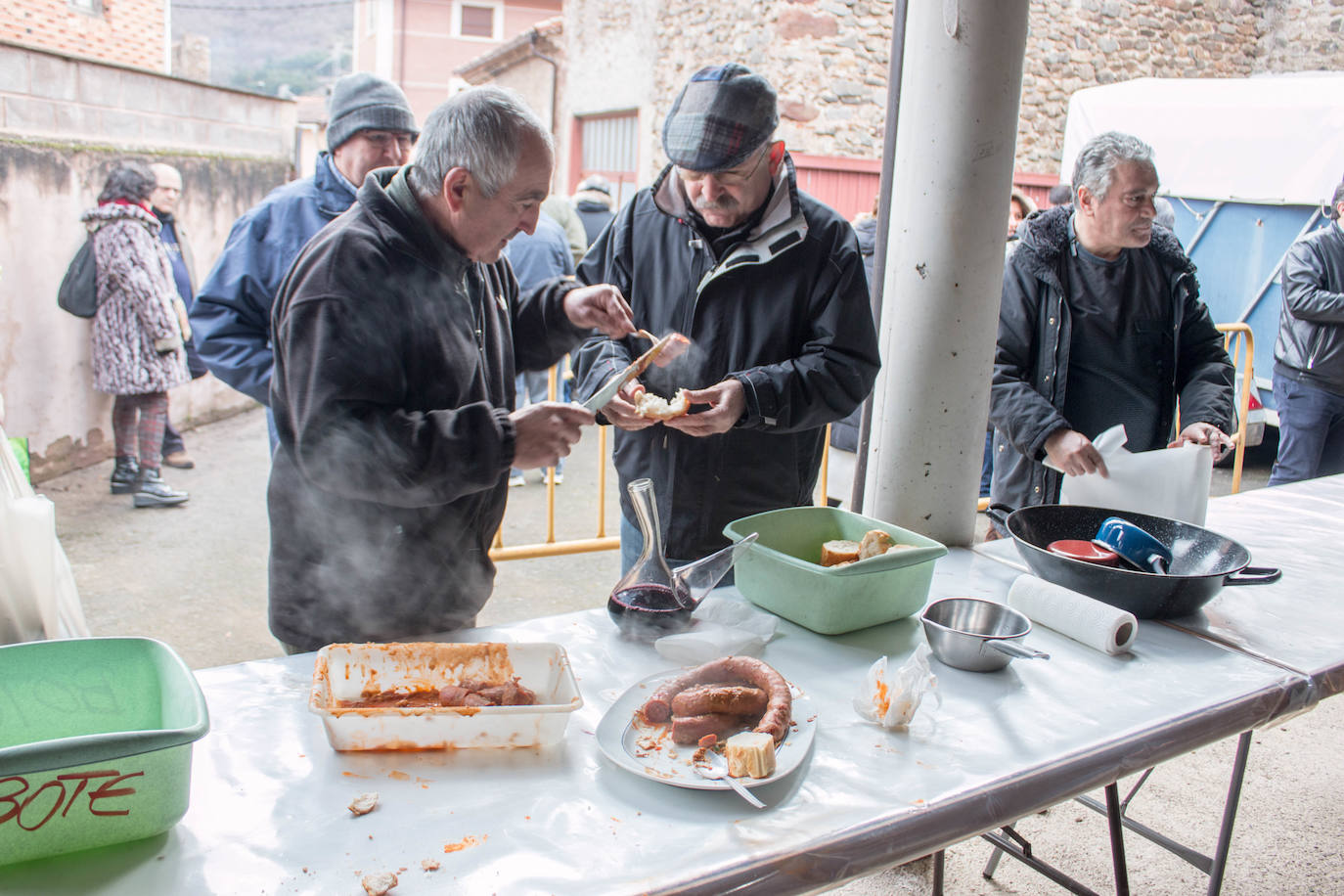 Fotos: Reparto de habas en Ojacastro por San Antón