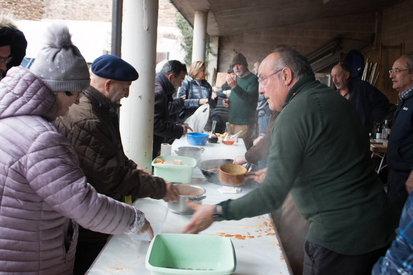 Fotos: Reparto de habas en Ojacastro por San Antón