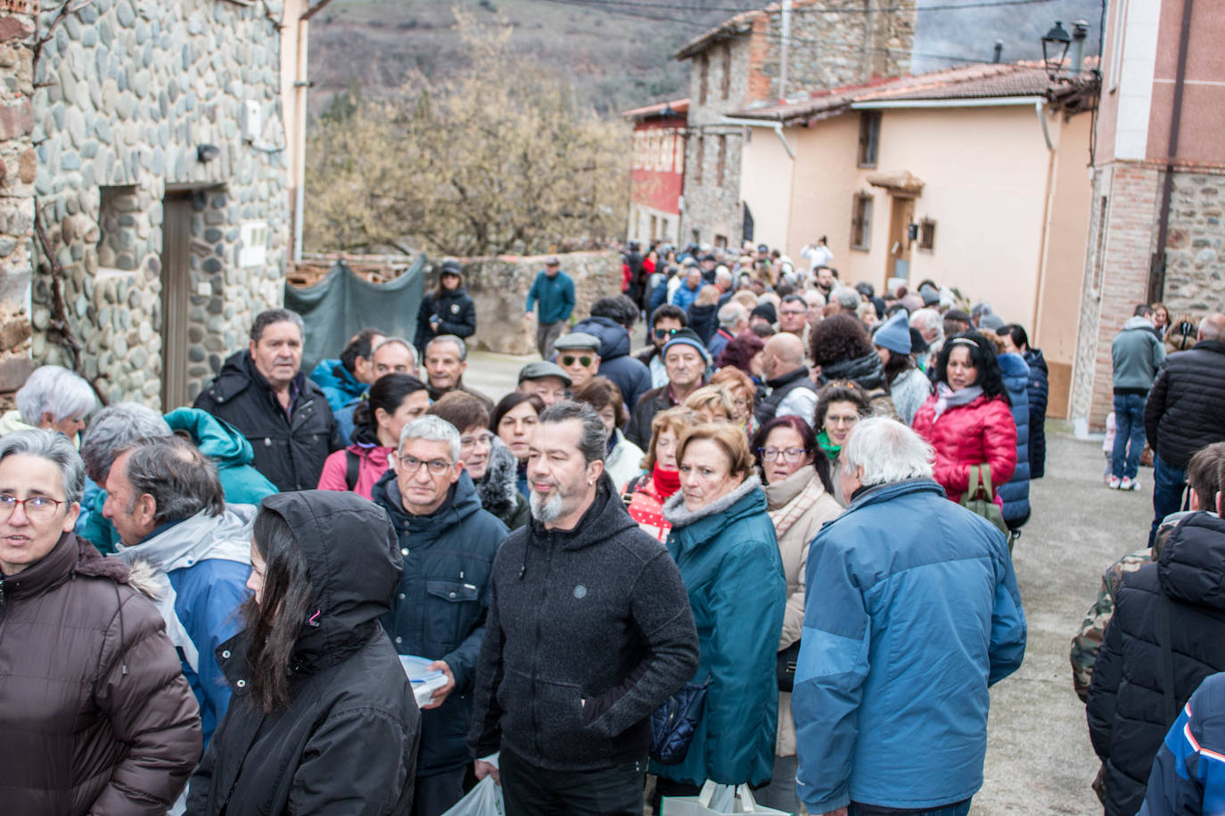 Fotos: Reparto de habas en Ojacastro por San Antón