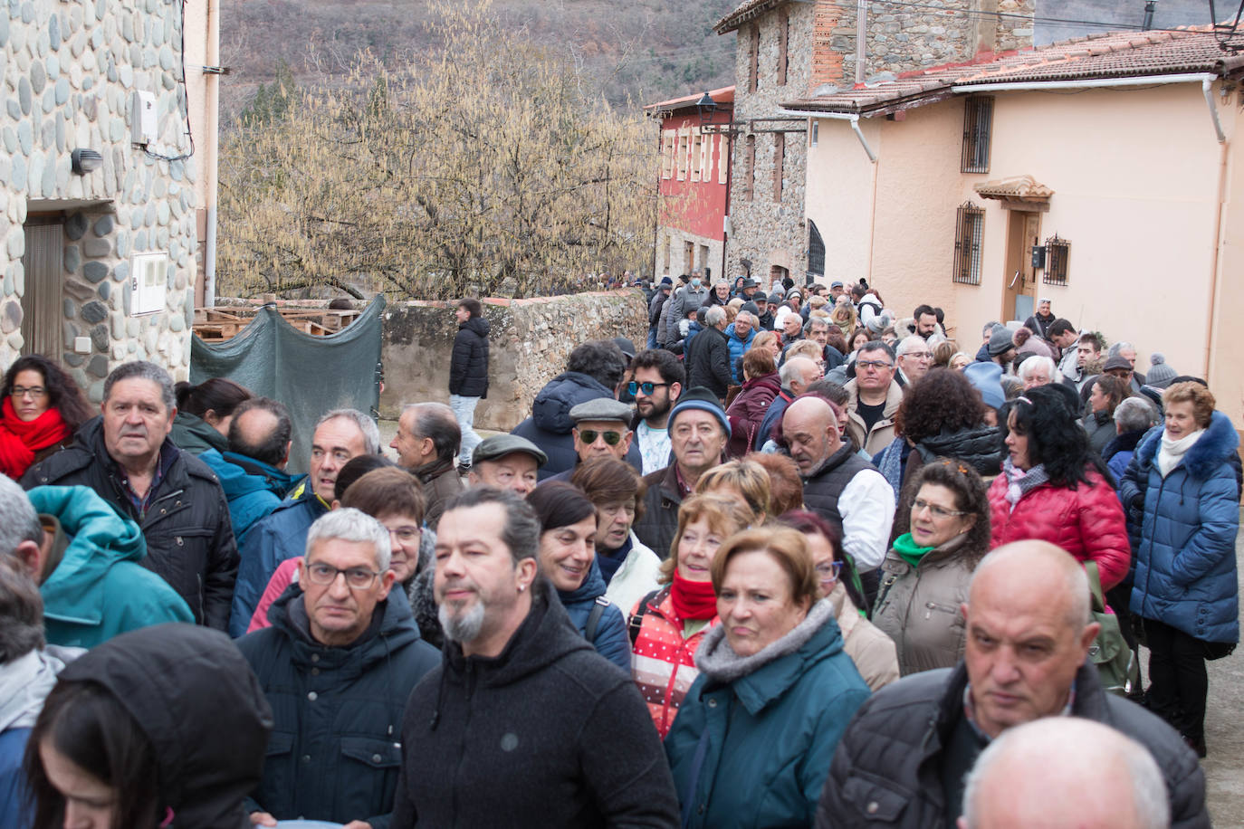 Fotos: Reparto de habas en Ojacastro por San Antón