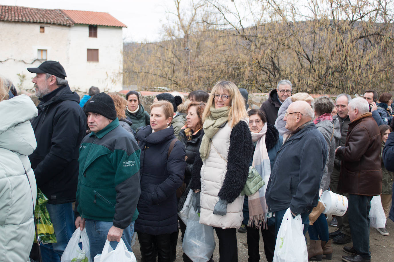 Fotos: Reparto de habas en Ojacastro por San Antón