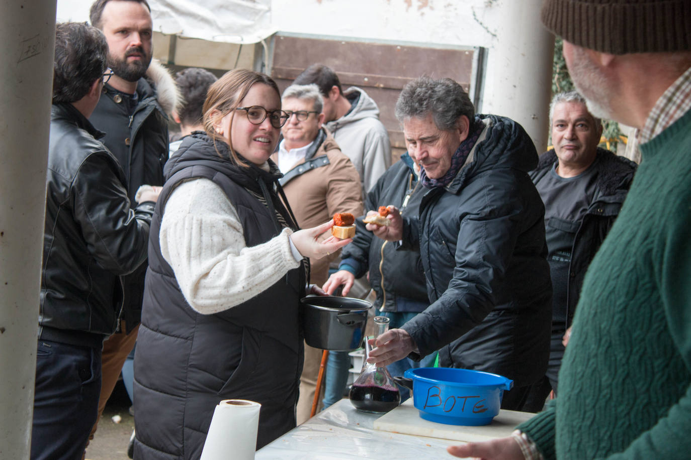 Fotos: Reparto de habas en Ojacastro por San Antón