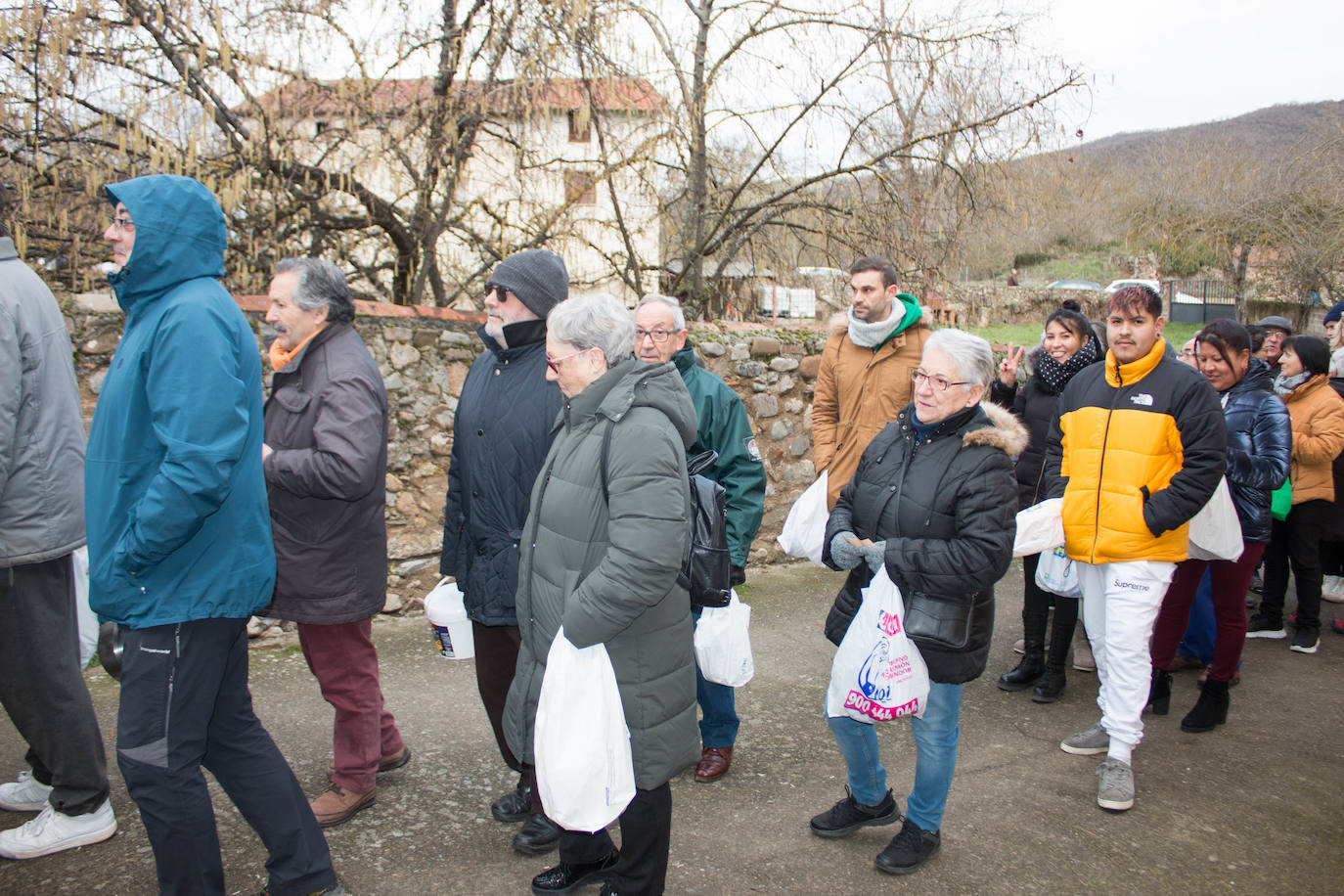 Fotos: Reparto de habas en Ojacastro por San Antón