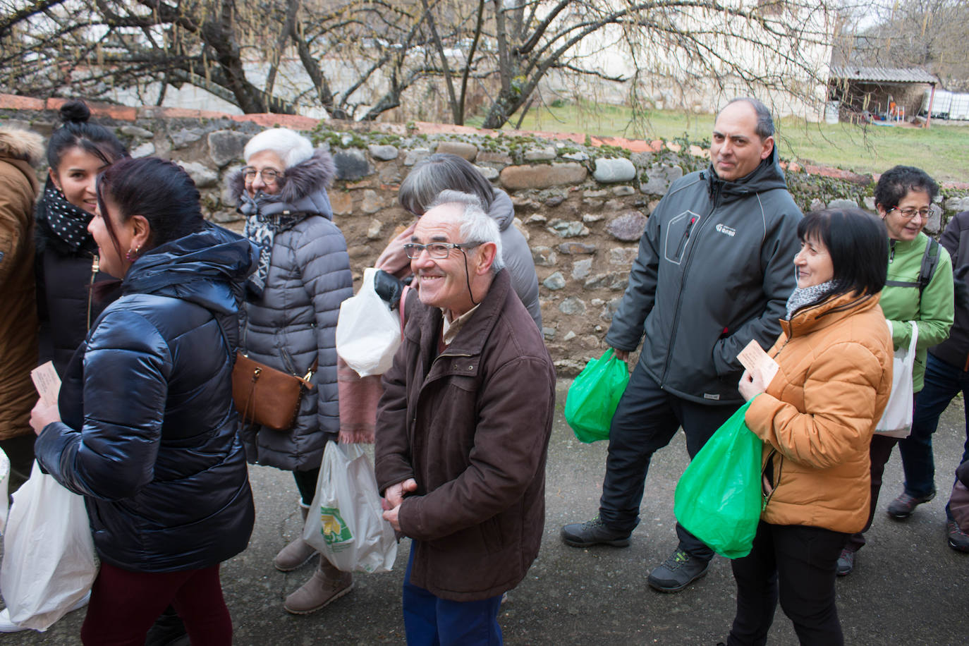 Fotos: Reparto de habas en Ojacastro por San Antón
