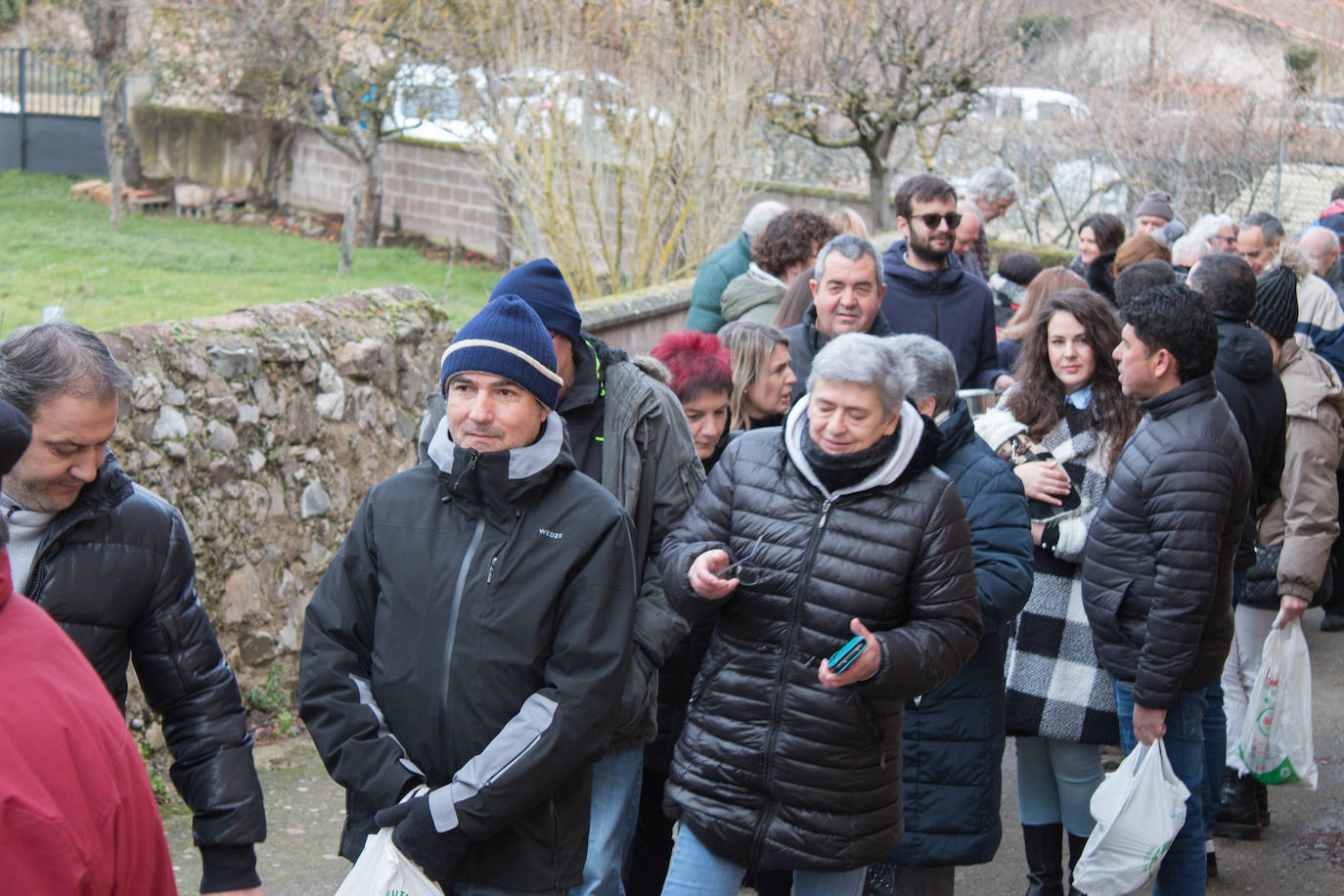 Fotos: Reparto de habas en Ojacastro por San Antón