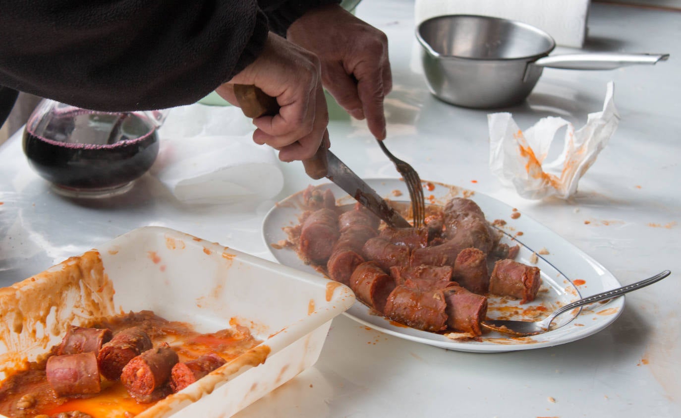 Fotos: Reparto de habas en Ojacastro por San Antón
