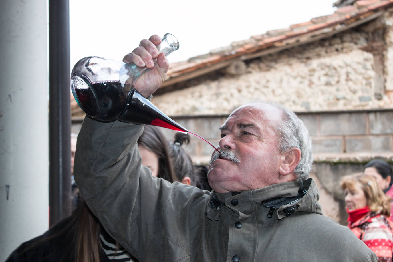 Fotos: Reparto de habas en Ojacastro por San Antón