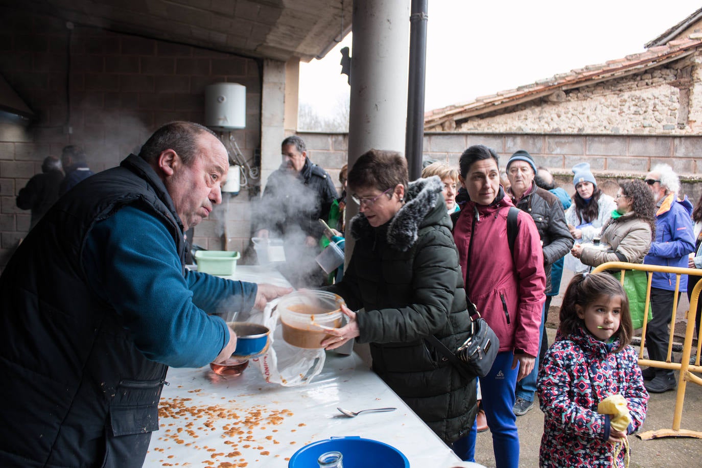 Fotos: Reparto de habas en Ojacastro por San Antón