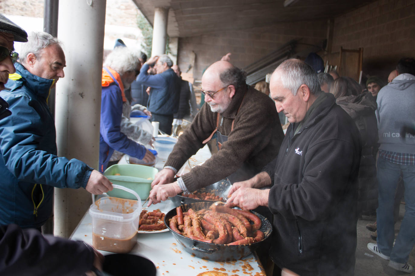 Fotos: Reparto de habas en Ojacastro por San Antón