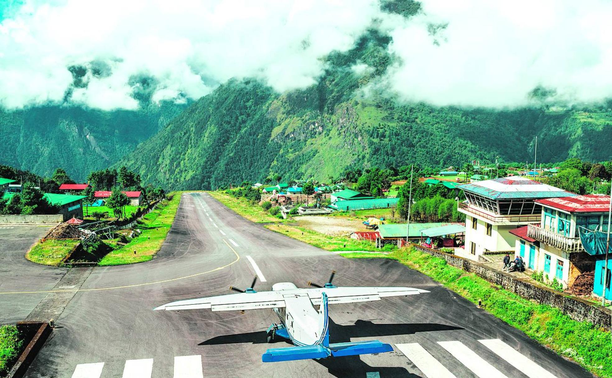 Una avioneta se dispone a despegar del aeropuerto de Tenzing-Hillay, en Nepal.