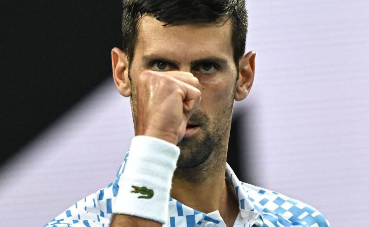 Puño en alto de Djokovic para celebrar su victoria en octavos