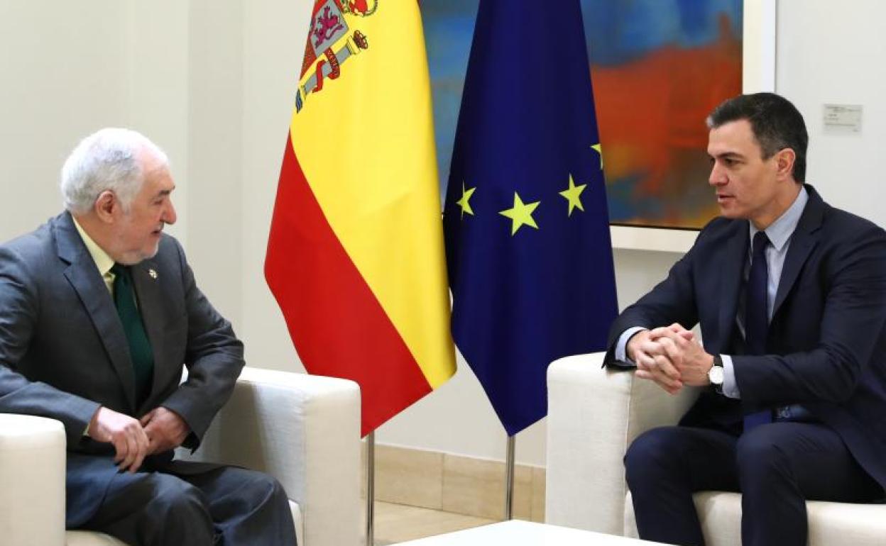 El presidente del Gobierno, Pedro Sánchez, recibe al presidente del Tribunal Constitucional, Cándido Conde-Pumpido, este lunes en el palacio de la Moncloa.