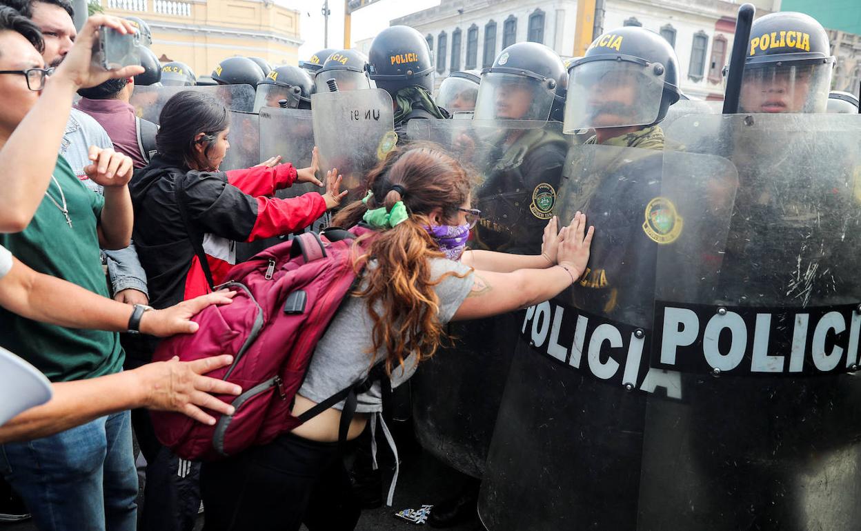 Manifestantes arremeten contra el bloqueo que hace la Policía para frenar su avanzada en Lima