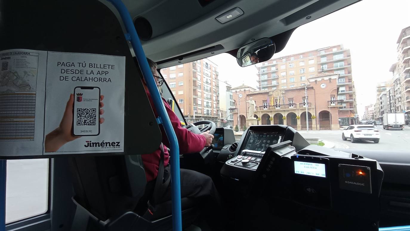 El nuevo autobús, llegando al Ayuntamiento. 