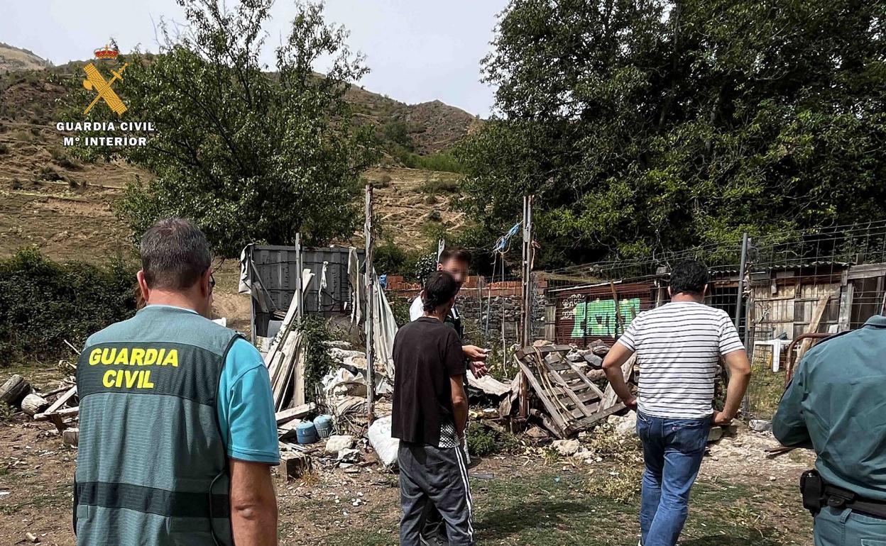 Uno de los detenidos, en el terreno familiar en Viniegra de Arriba, durante el registro de la zona. 