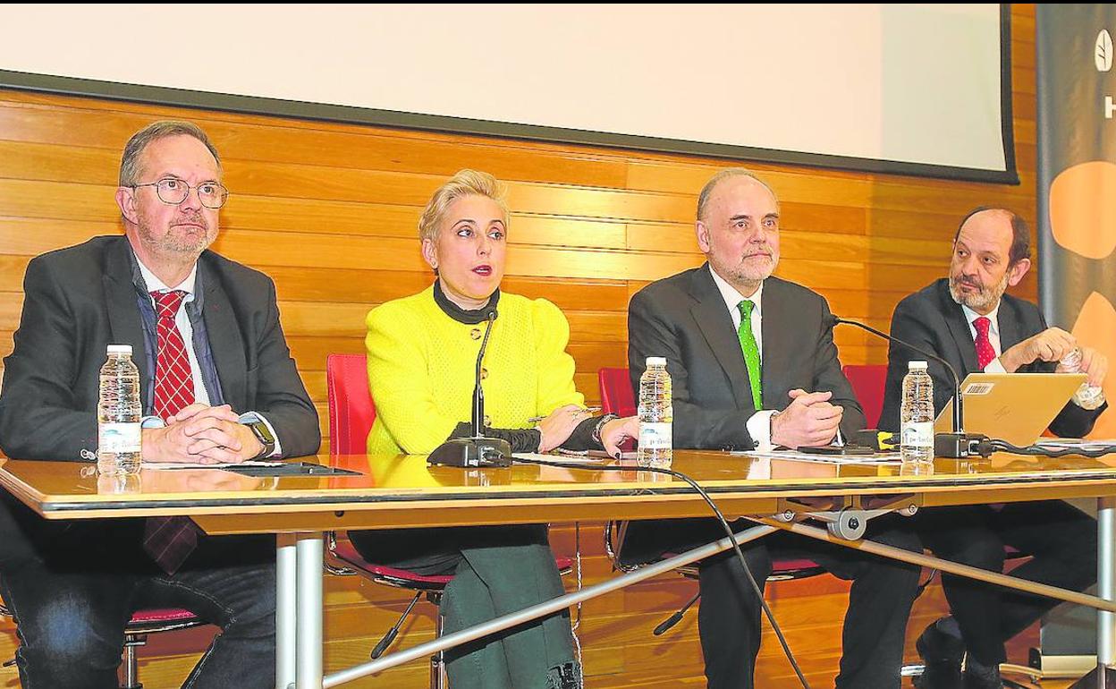 Fernández, Sánchez y Prusén presentaron un estudio de información y mundo rural introducido por la decana de los periodistas, Ana Castellanos. 