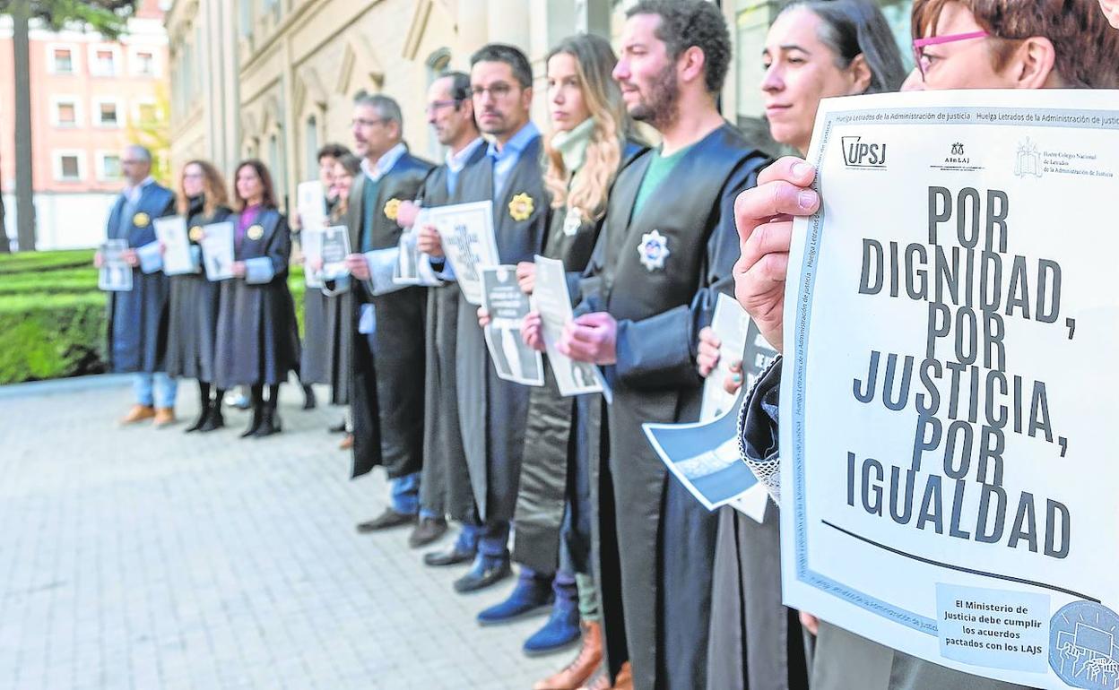 Imagen de una de las últimas concentraciones de los letrados de Justicia a las puertas de la sede judicial de Murrieta. 