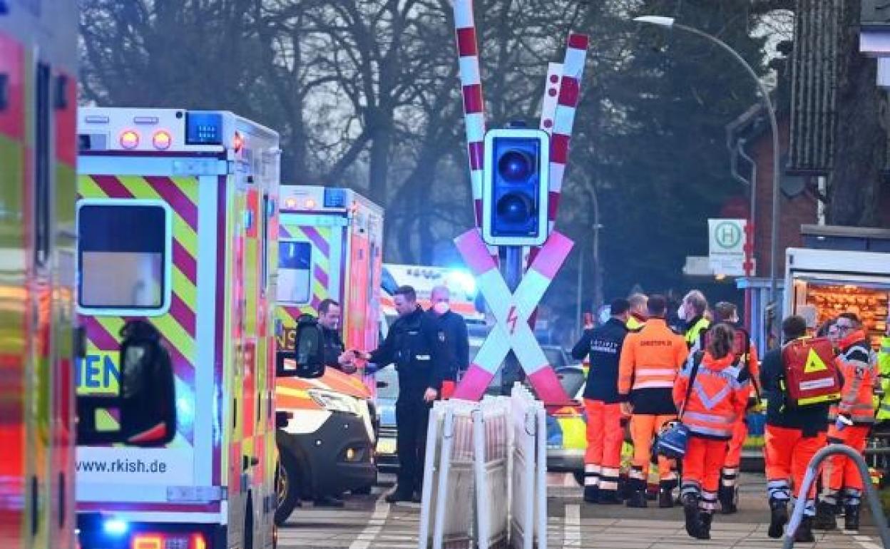 Agentes y personal de emergencia en las inmediaciones de la estación de Brokstedt.