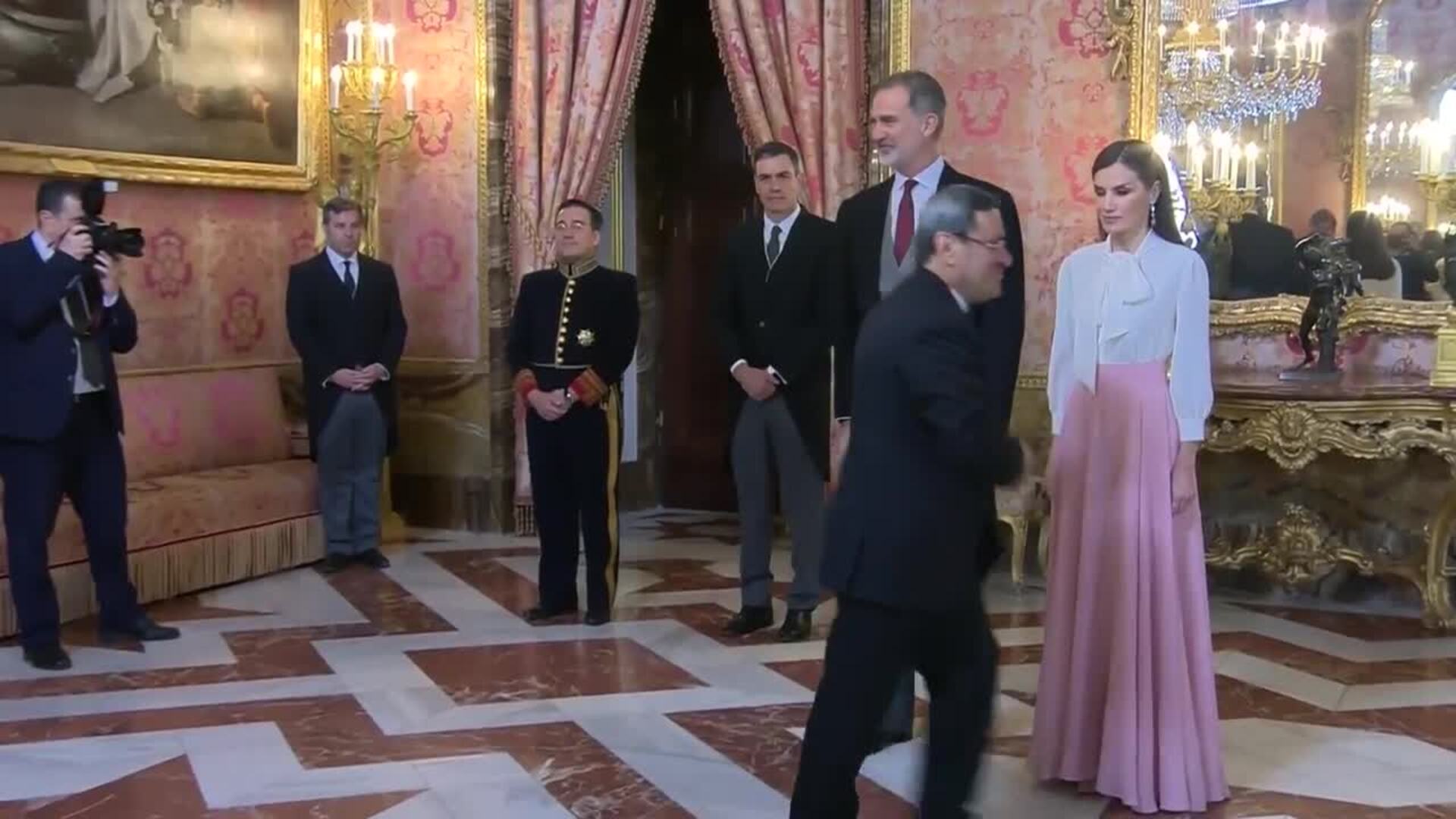 El embajador de Irán no da la mano a la reina Letizia | La Rioja