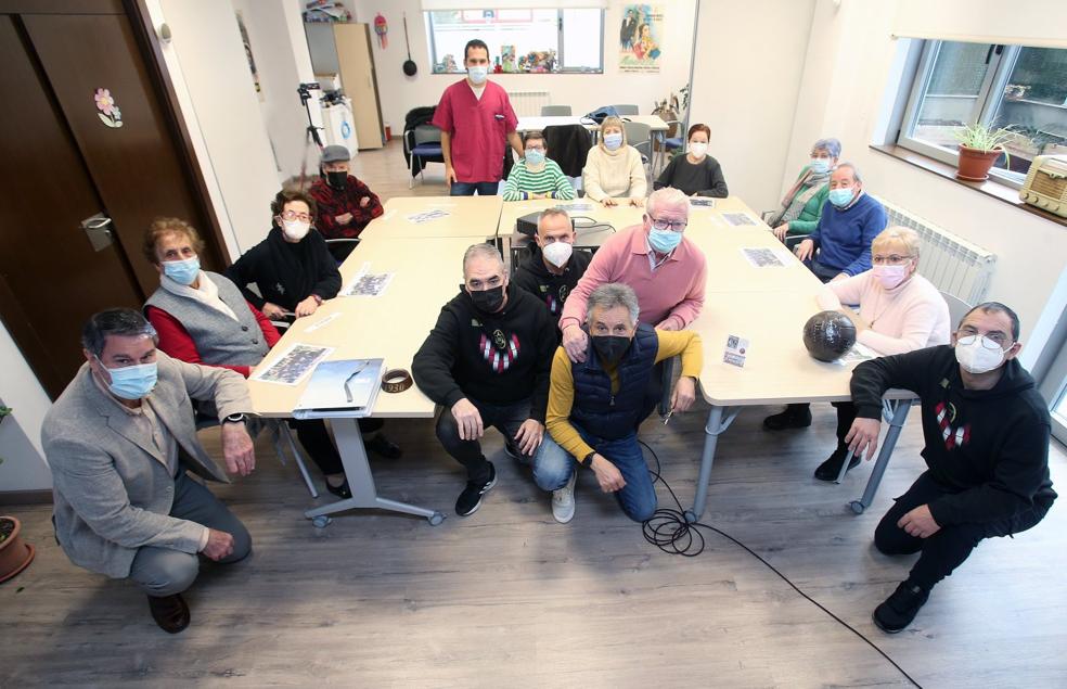 Participantes y organizadores de la actividad posan en el centro de AFA Rioja en la calle Manresa. 