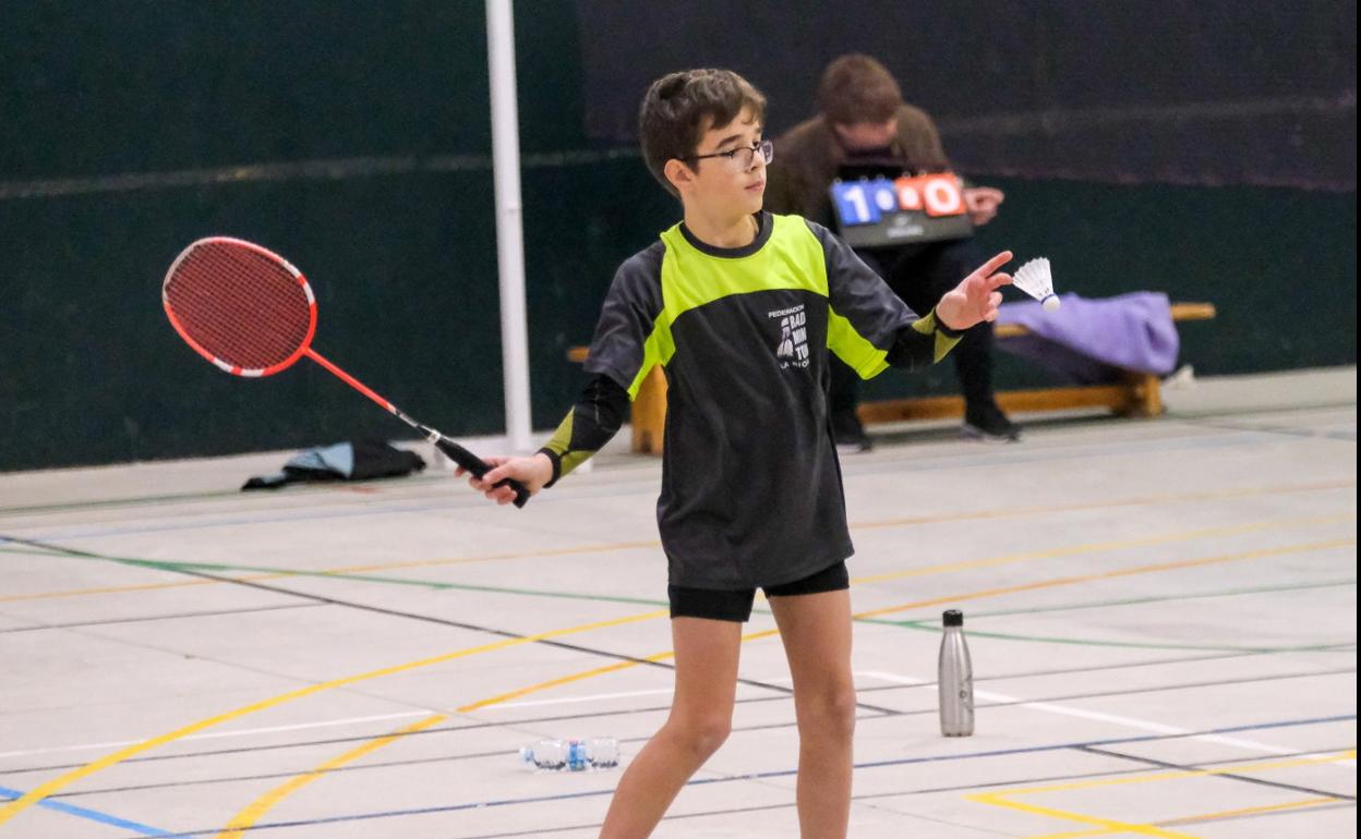 Un joven jugador, en un partido de bádminton de esta temporada. 