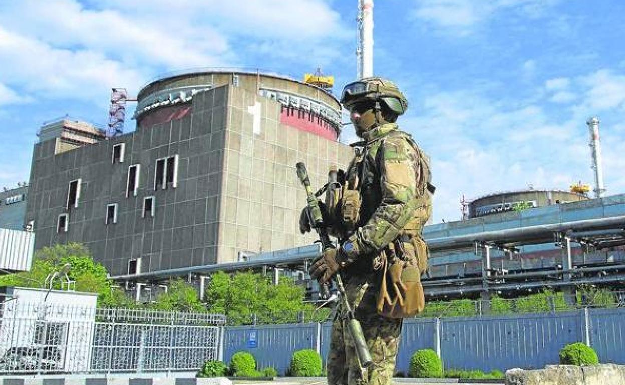 Un soldado ruso patrulla los alrededores de la central nuclear de Zaporiyia. 