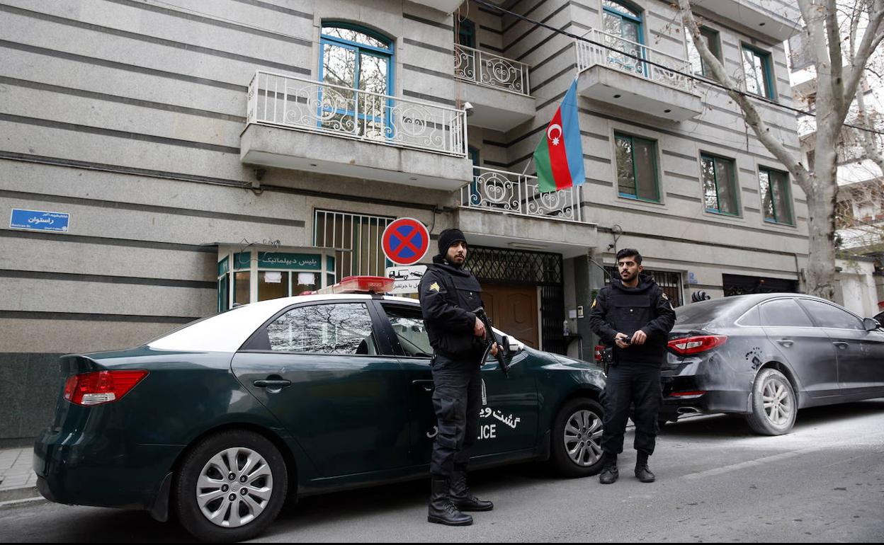 La Policía iraní hace guardia frente a la Embajada de Azerbaiyán en Teherán tras el ataque